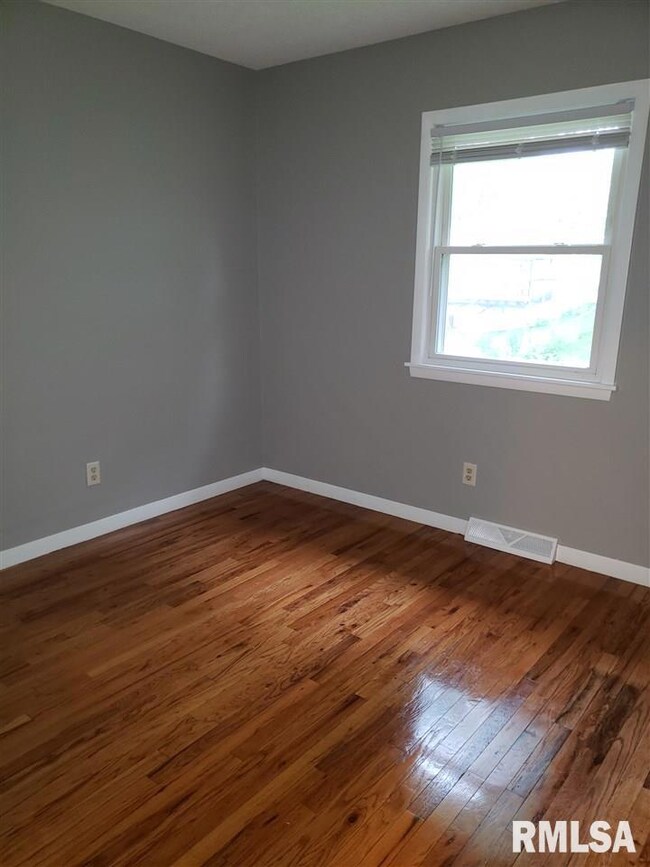 2330 W 40th St, Davenport, IA 52806 - photo 6