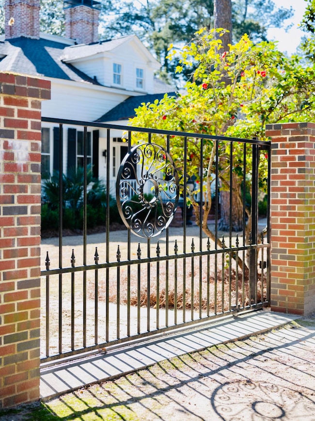 Side Gate