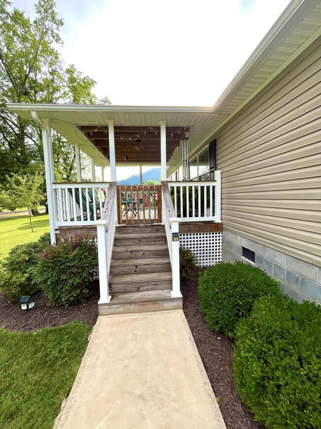 117 Lisa Ln, Evarts, KY 40828 - photo 4