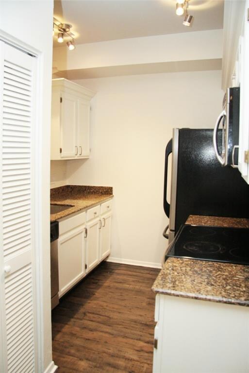 Kitchen. Granite counter tops with stainless appli