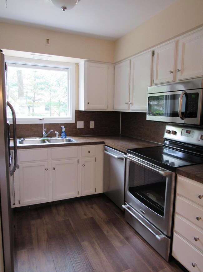 Kitchen w/stainless appliances