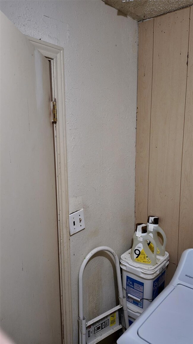 Laundry room with washer / dryer