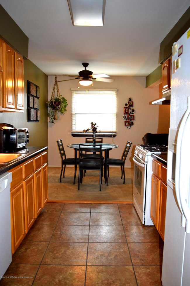491 Willow Rd E, Staten Island, NY 10314 - photo 5