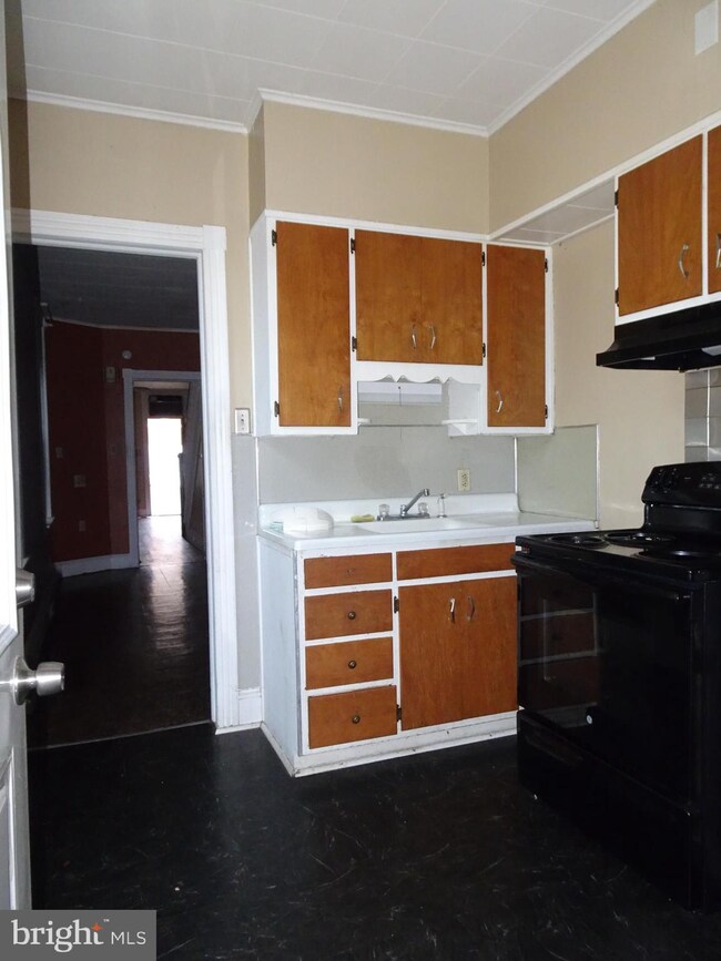 1046 Pear St, Reading, PA 19601 - photo 4