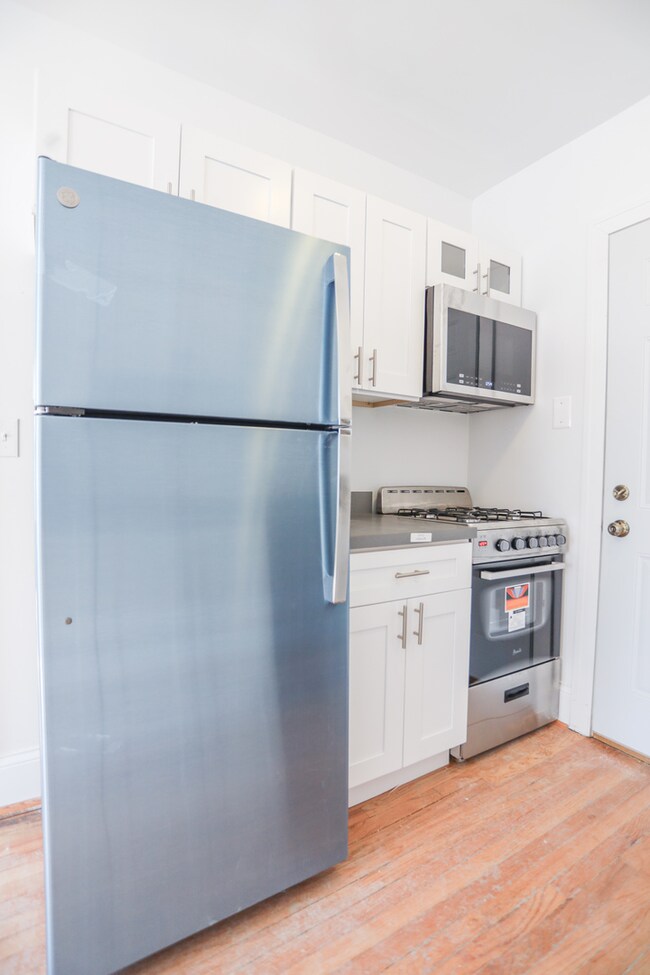 4801 N Bell Ave unit 1S, Chicago, IL 60625 - photo 2