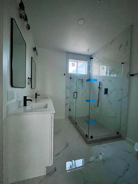 Bathroom with double vanity, a marble finish show