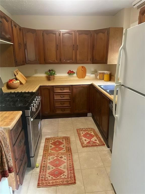 Kitchen with stainless steel range with gas stovet