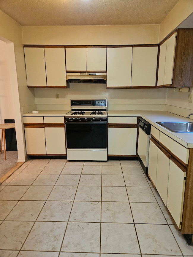 38 Sutton Place unit 38, Bloomfield, CT 06002 - photo 2