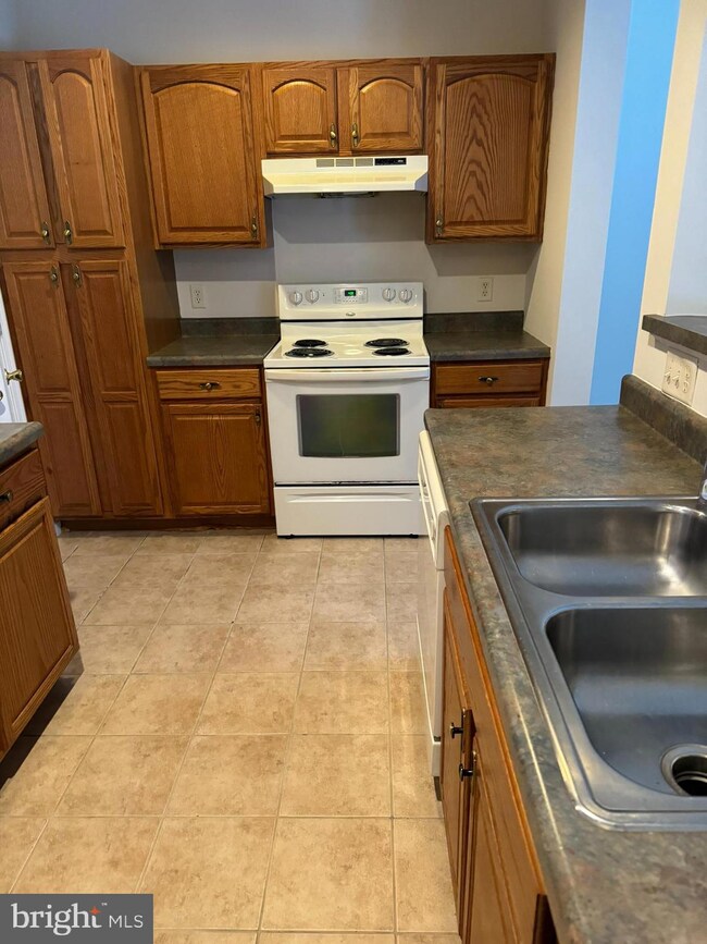 2041 Clinton Ave, Chambersburg, PA 17201 - photo 4