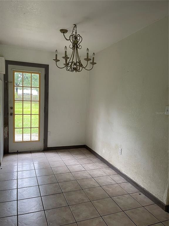 eat-in kitchen/ dining area