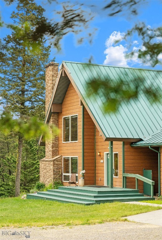 Welcoming front deck
