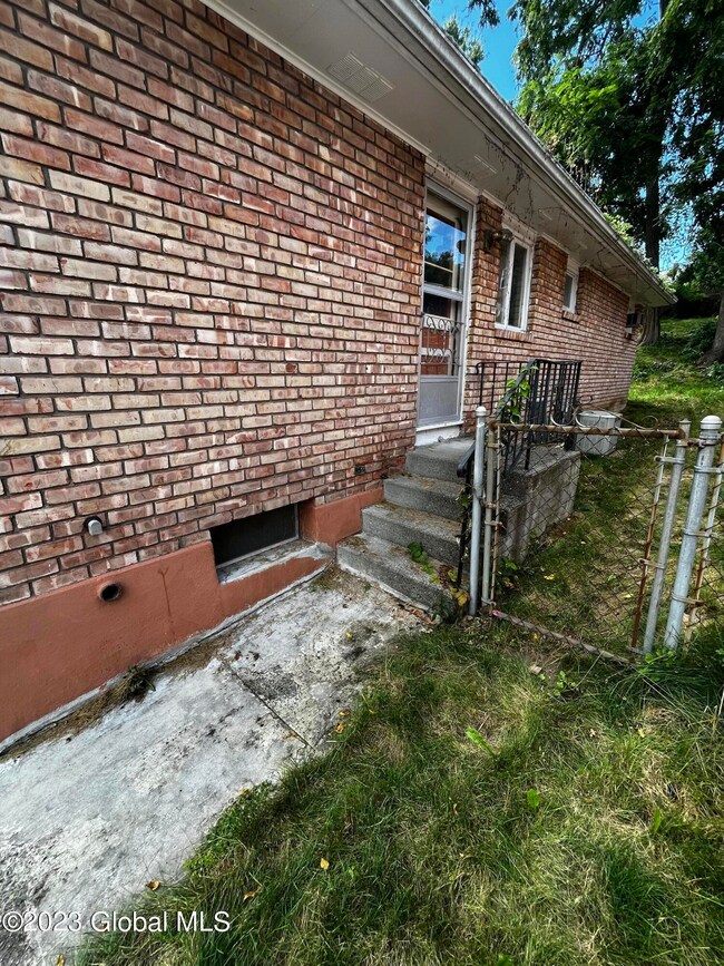 51 Glenwood St, Albany, NY 12208 - photo 2