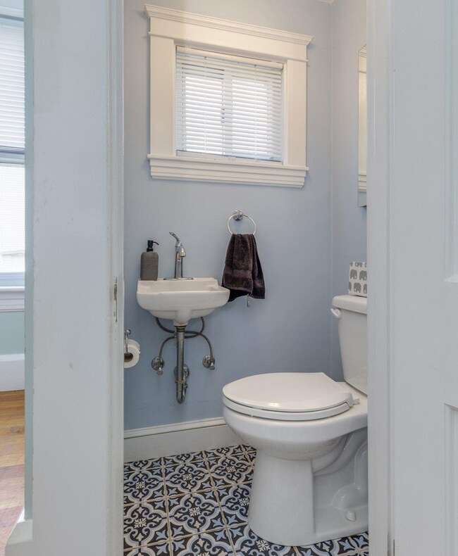 7 Spruce St, Nashua, NH 03060 - photo 4