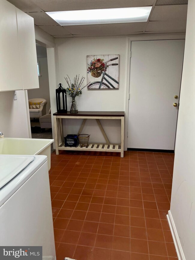 424 Great Falls St unit LOWER APT, Falls Church, VA 22046 - photo 6