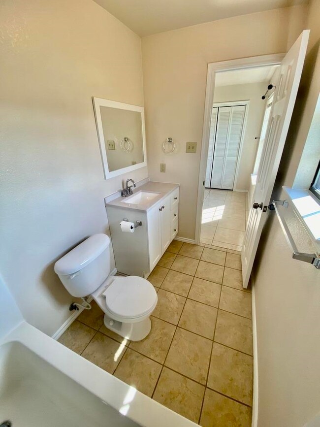 100 Ramon Cardenas Dr unit D, Del Rio, TX 78840 - photo 7