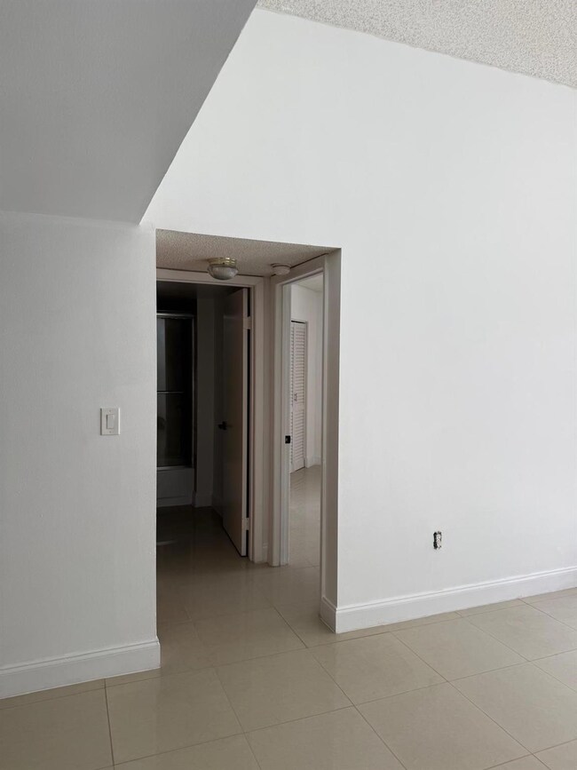 6276 NW 186th St unit 310, Hialeah, FL 33015 - photo 5