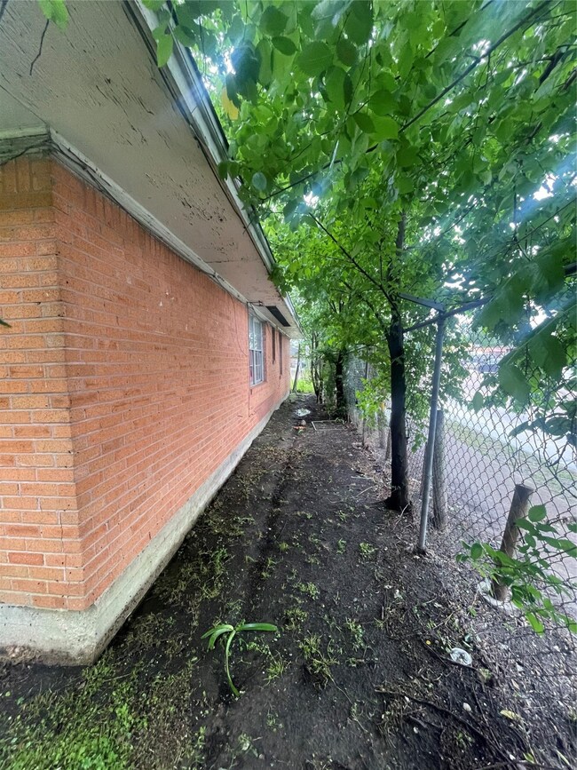 3903 Faulkner St, Houston, TX 77021 - photo 2