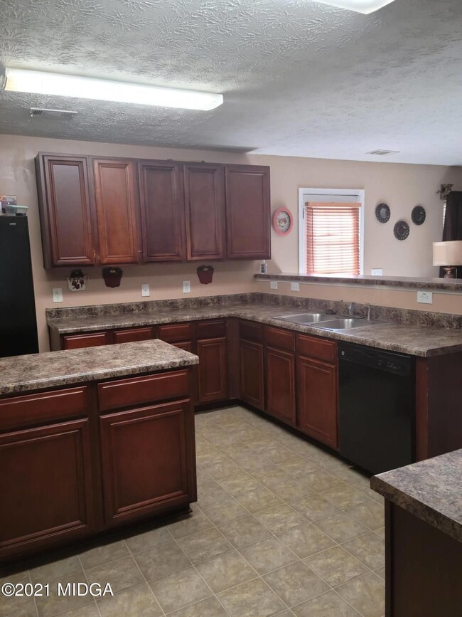611 Crabapple kitchen 2