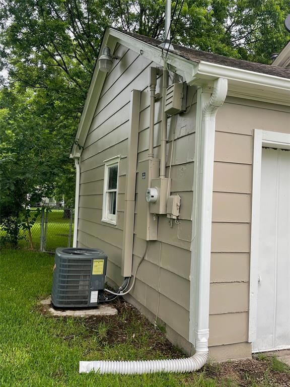 1423 Olive St, Gainesville, TX 76240 - photo 5