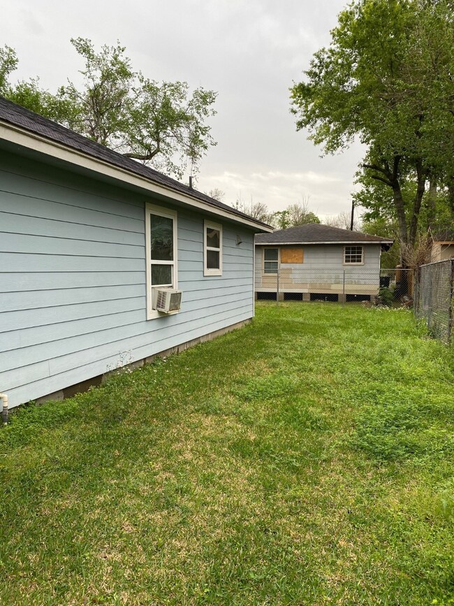 3422 Melbourne St, Houston, TX 77026 - photo 6