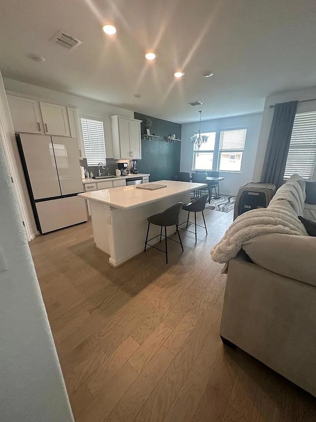 Kitchen with a sink, freestanding refrigerator, w