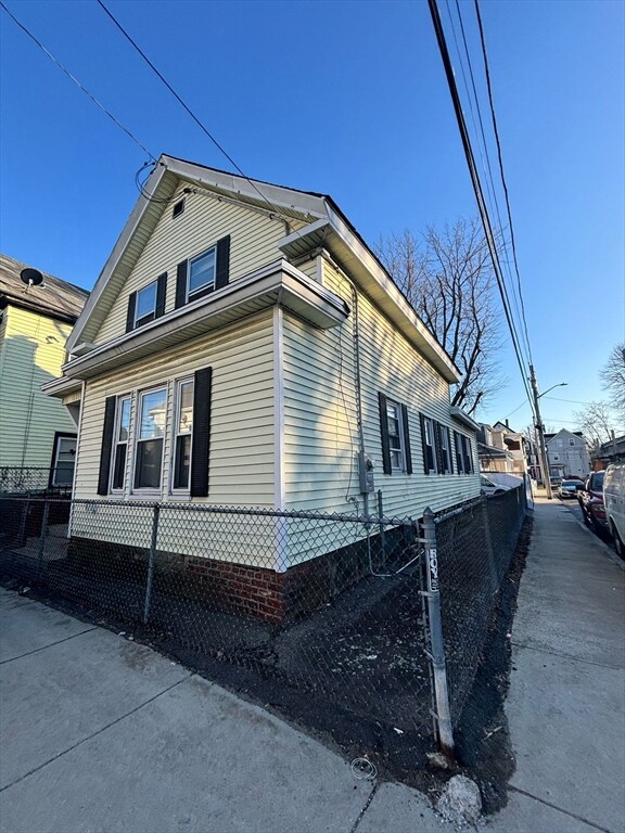 60 W 4th St, Lowell, MA 01850 - photo 2
