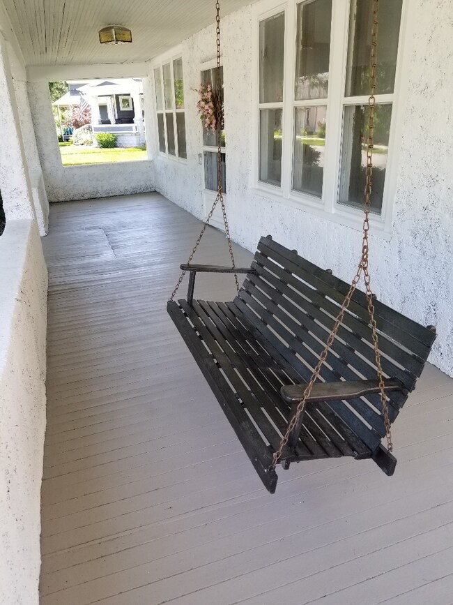 407 S Jackson St, Auburn, IN 46706 - photo 2