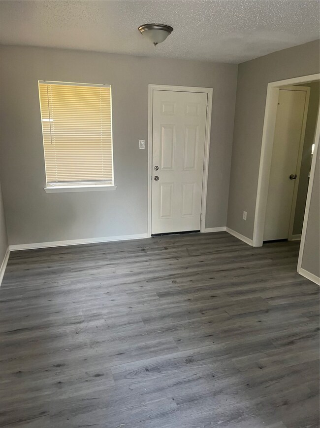 418 N 9th St, Beasley, TX 77417 - photo 5