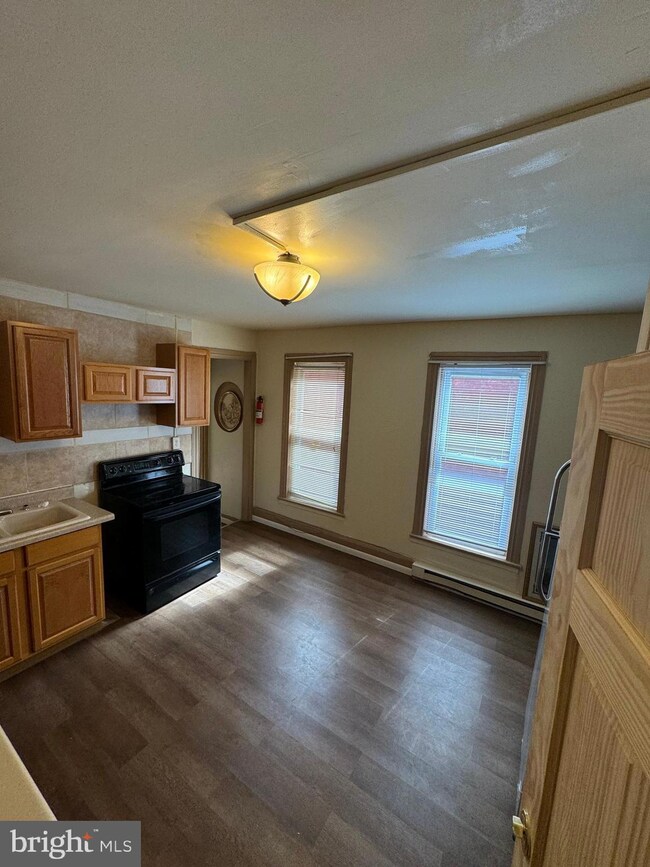 357 N 10th St, Reading, PA 19604 - photo 3