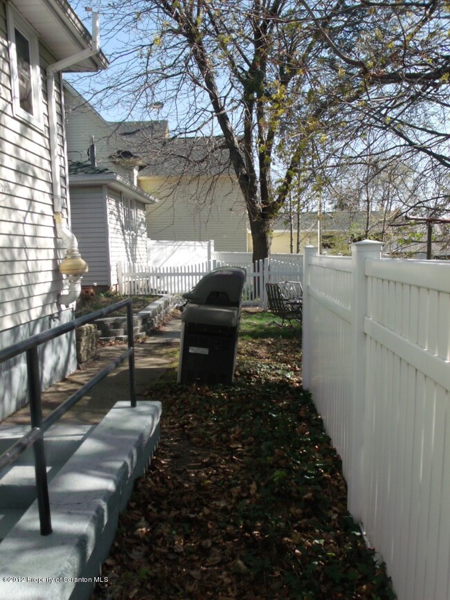 730 W Lackawanna Ave, Blakely, PA 18447 - photo 5