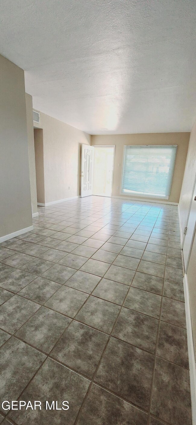 7500 Kingman Dr, El Paso, TX 79915 - photo 3