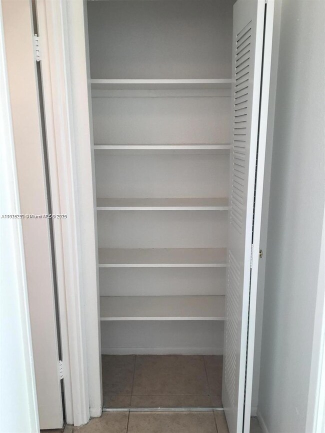 437 Executive Center Dr unit 209, West Palm Beach, FL 33401 - photo 3