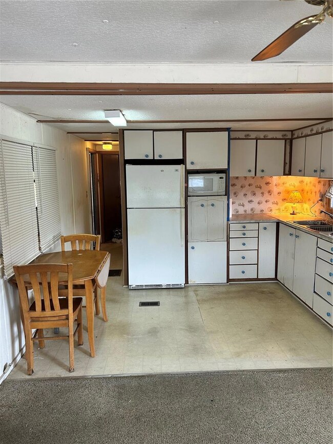 572 Marina Ln, Tavares, FL 32778 - photo 5