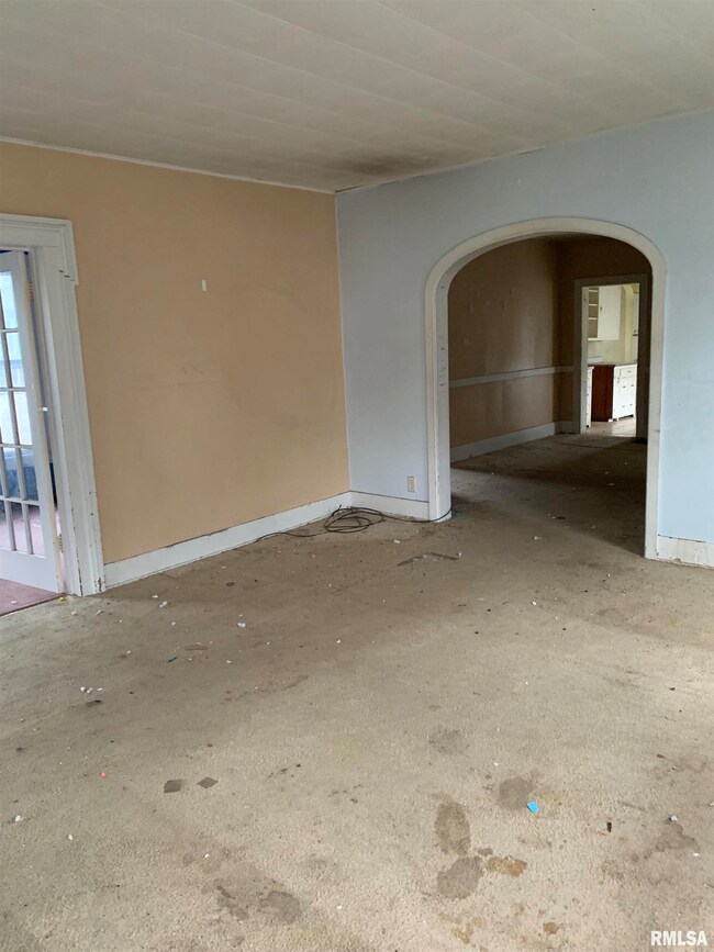 411 S Kickapoo St, Lincoln, IL 62656 - photo 2