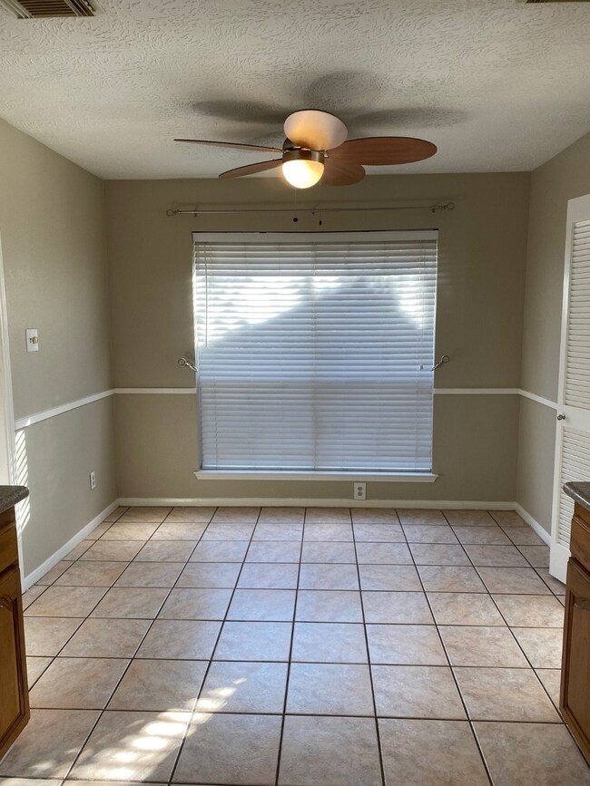 722 Regency Ct, Friendswood, TX 77546 - photo 6