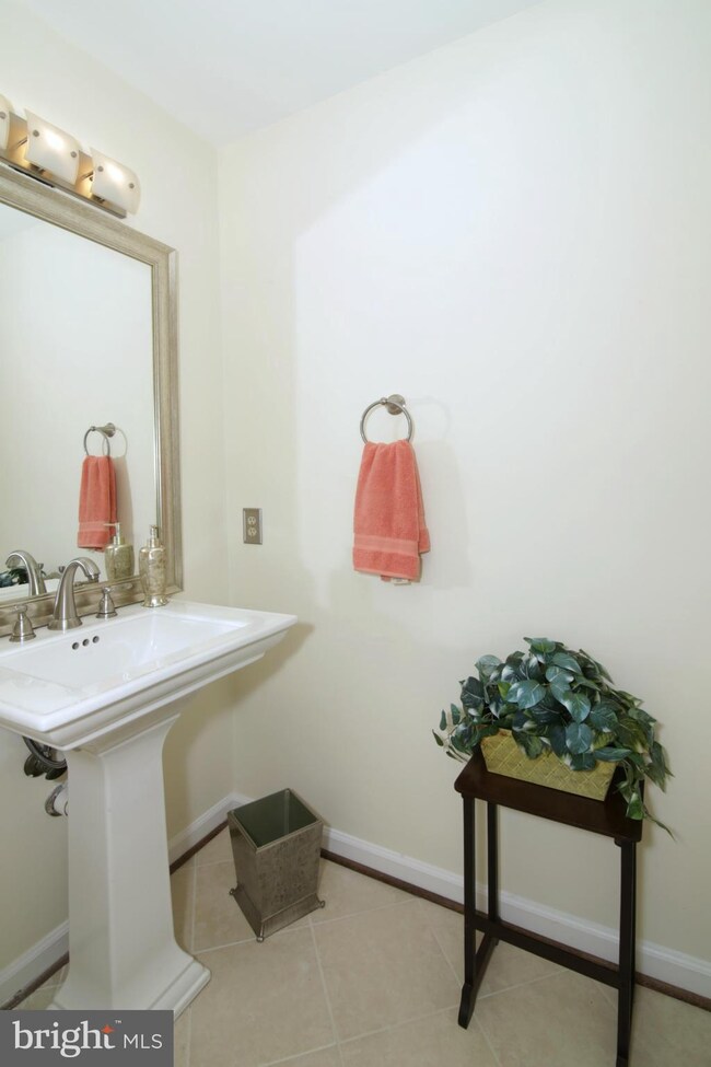 6331 Chaucer View Cir, Alexandria, VA 22304 - photo 4