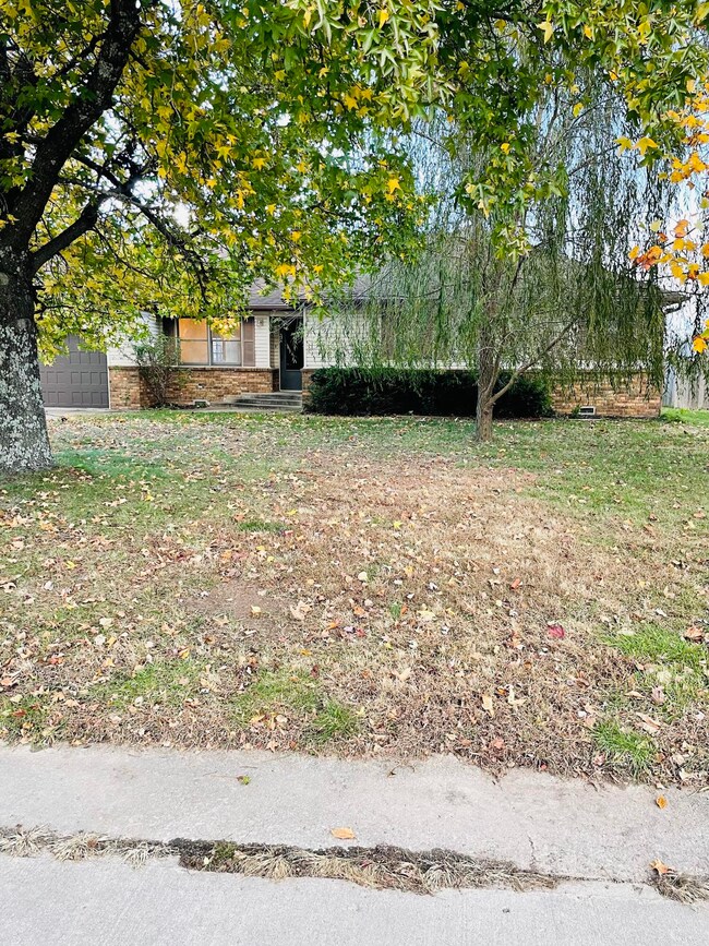 206 S Birum Ave, Bolivar, MO 65613 - photo 3