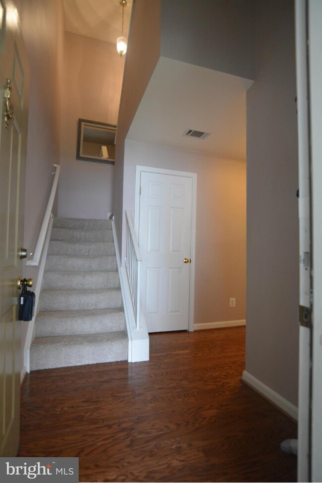 8208 Catbird Cir unit 202, Lorton, VA 22079 - photo 3