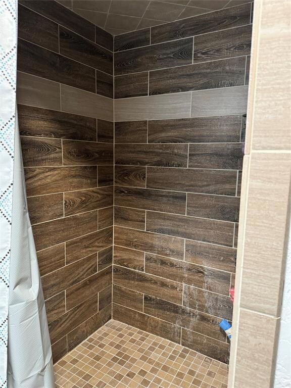 Bathroom with a shower with shower curtain