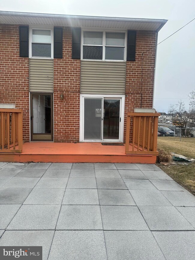 891 E Kings Ct, York, PA 17403 - photo 5