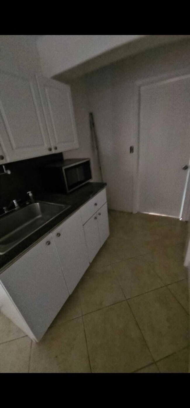 210 W 60th St unit B, Hialeah, FL 33012 - photo 3