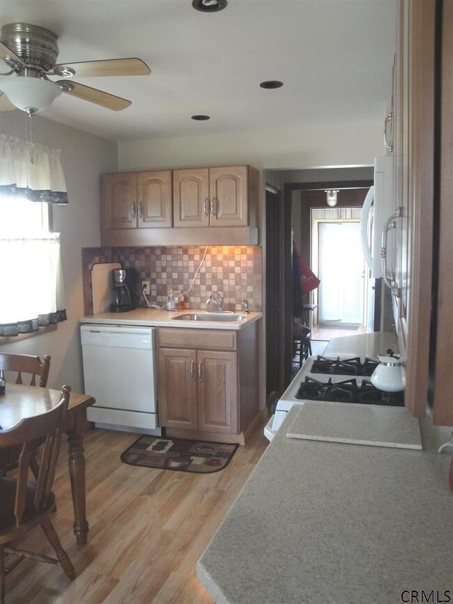 425 Mohawk Ave, Schenectady, NY 12302 - photo 4