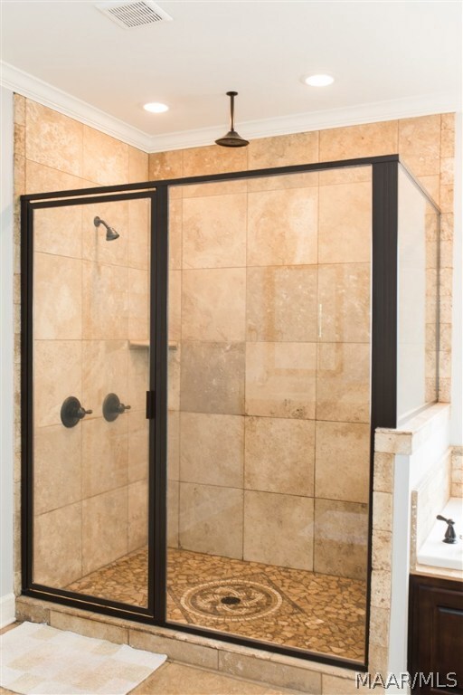 Master Shower w/ Rain Shower Head