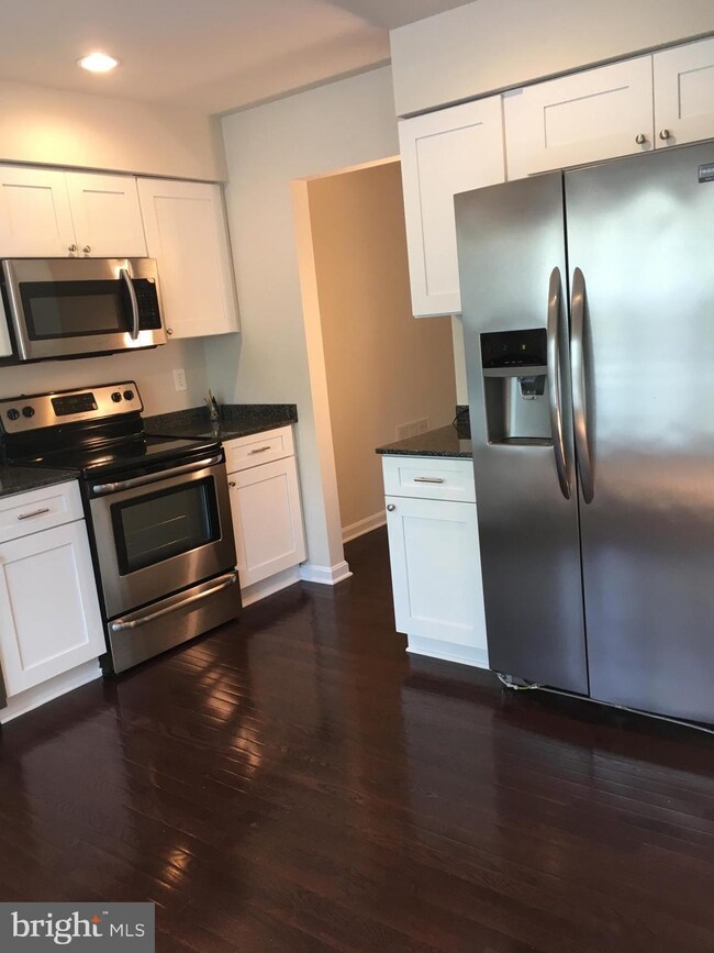 2704 Shawn Leigh Dr, Vienna, VA 22181 - photo 3