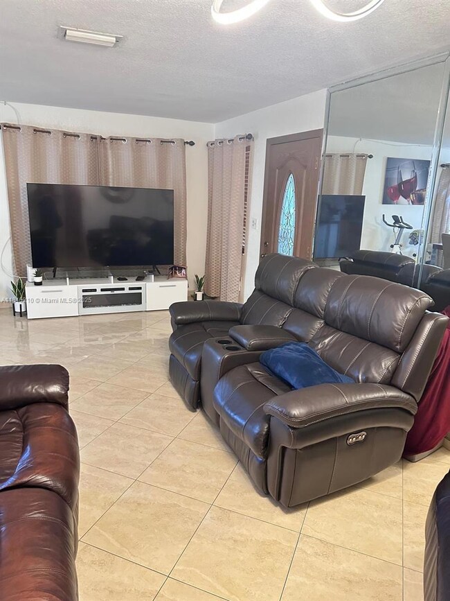 1405 W 38th Place unit B, Hialeah, FL 33012 - photo 7