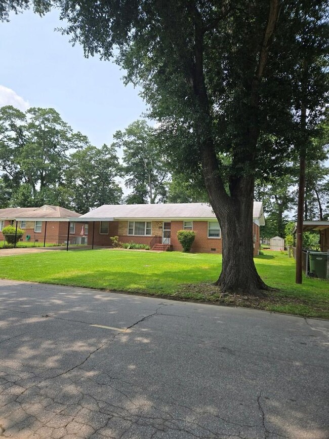 2715 Hawthorne Dr, Columbus, GA 31903 - photo 2