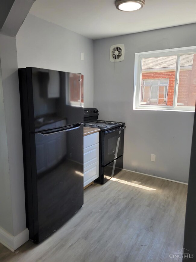 3037 N Hegry Cir, Cincinnati, OH 45238 - photo 5