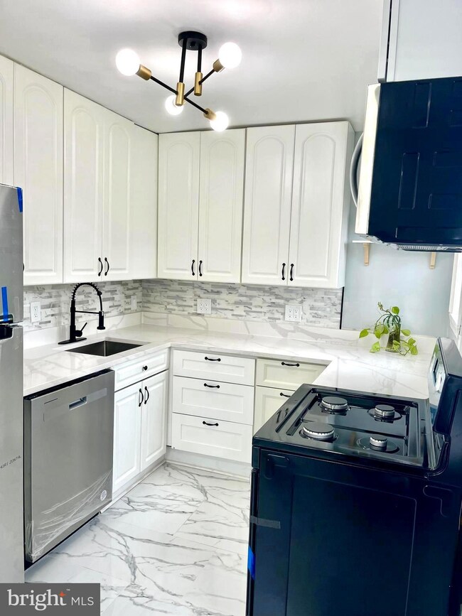 2907 Lawina Rd, Baltimore, MD 21216 - photo 5