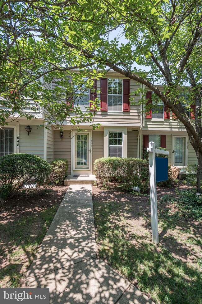 1646 Fieldthorn Dr, Reston, VA 20194 - photo 4