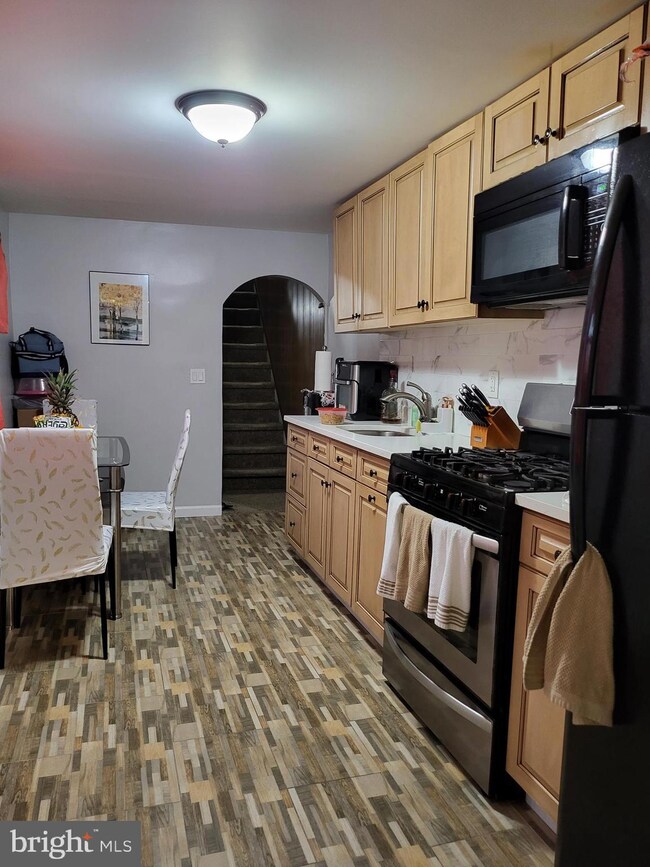 541 S 10th St, Reading, PA 19602 - photo 7